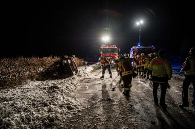 Welzheim: Ueberholvorgang geht schief - 2 Verletzte - Pkw landet im Graben